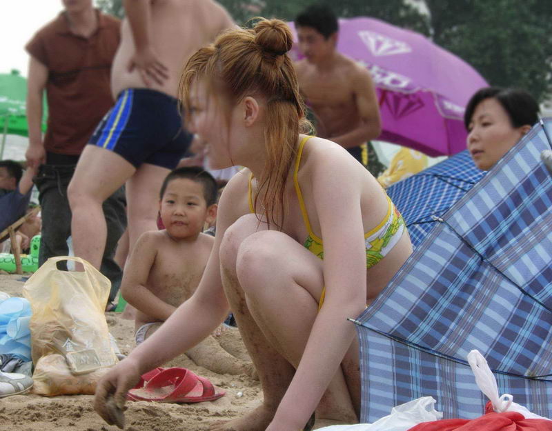 龙仔湾海滩的美女姐姐
