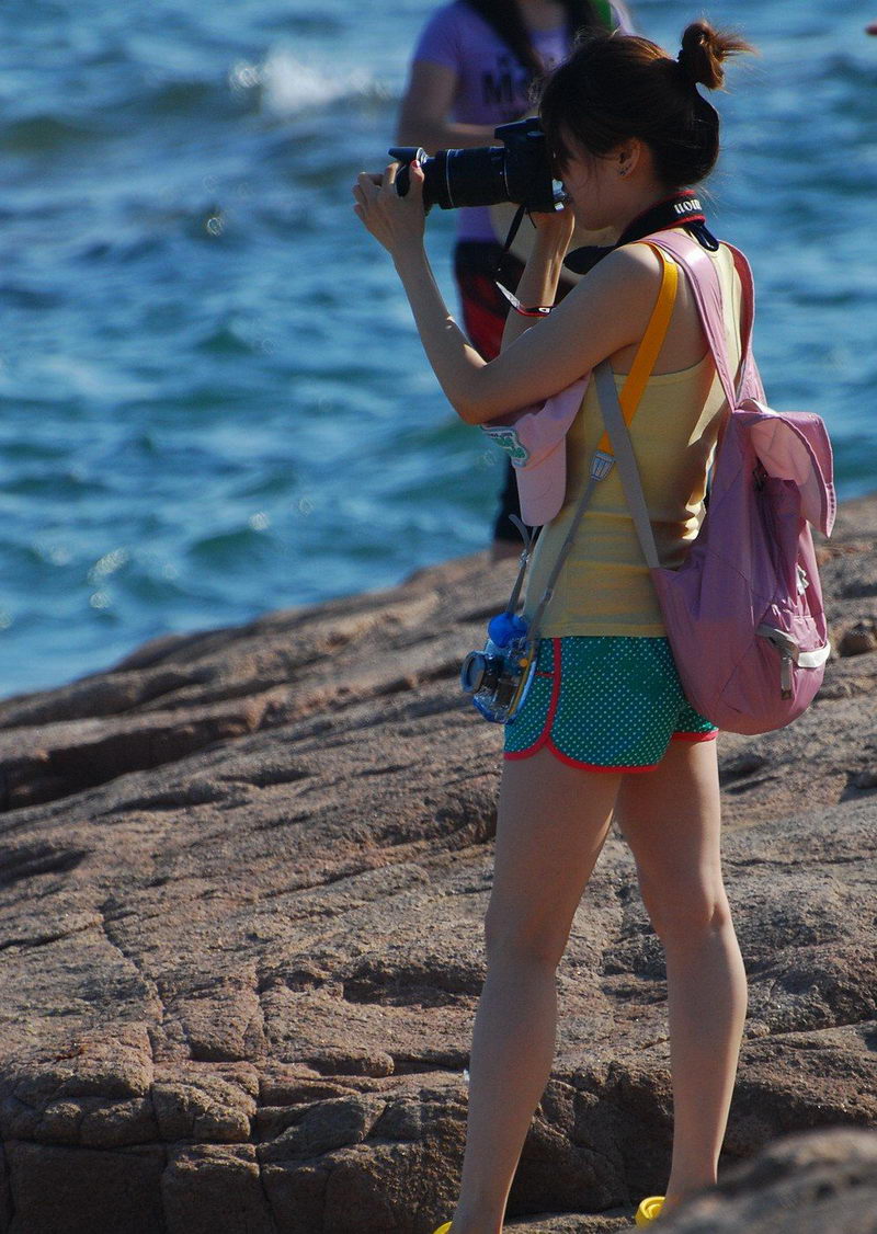在海边遇到同样爱摄影的妹子