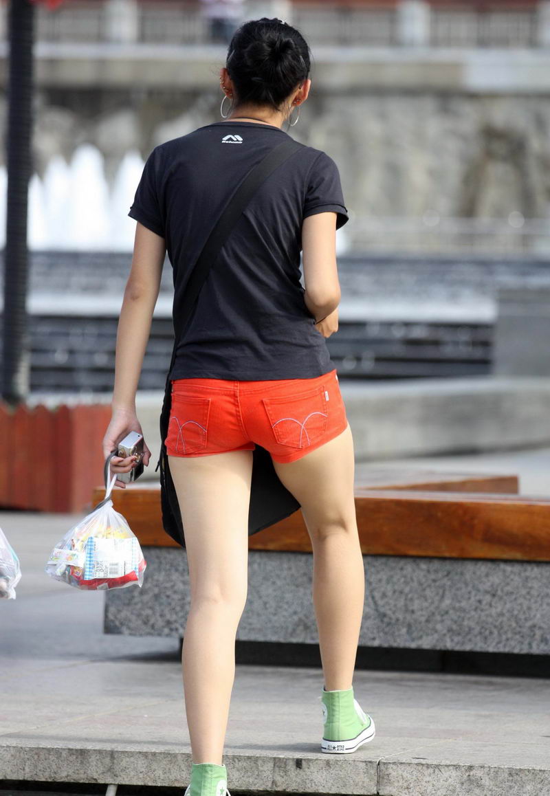 地王广场的红色短裤少妇
