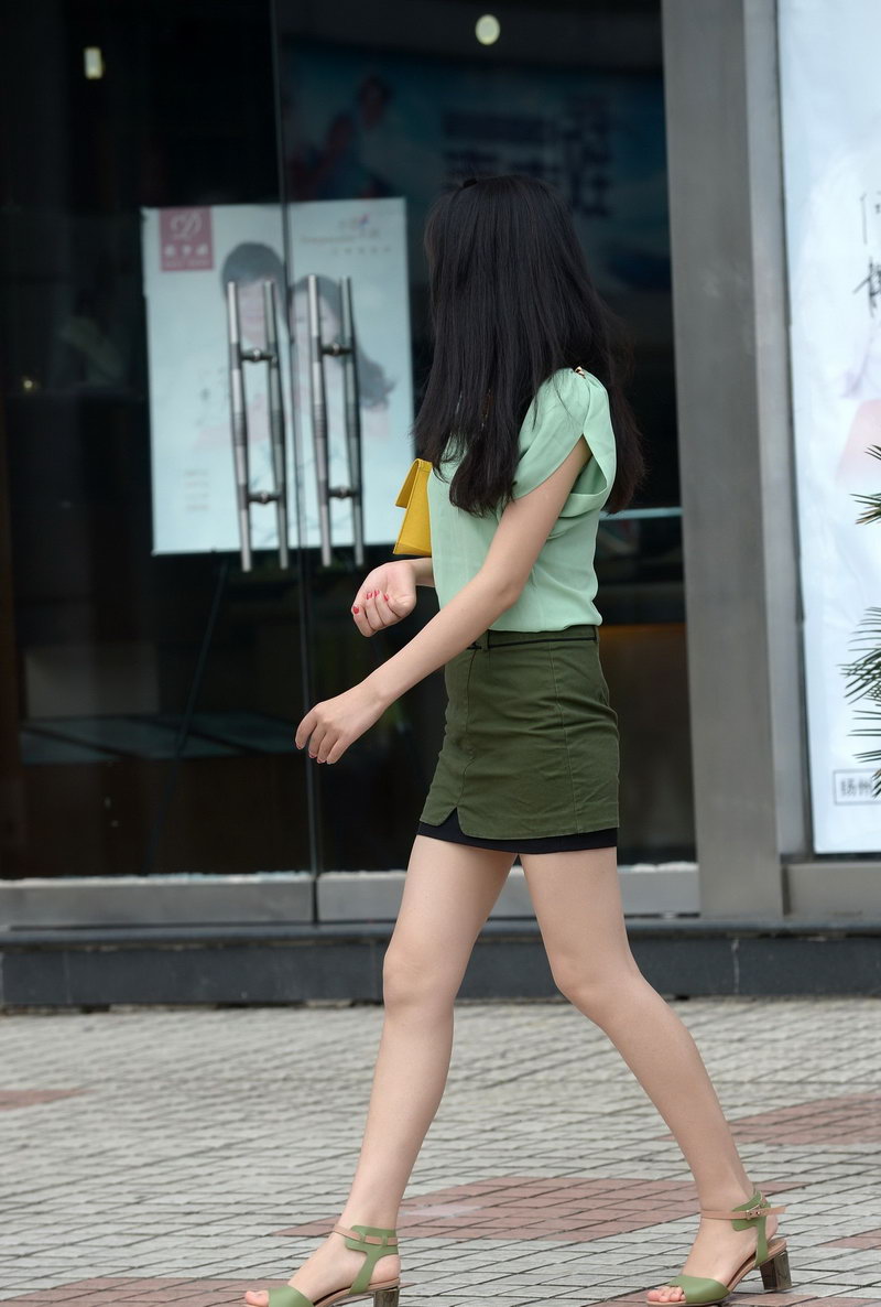 廊坊明珠广场街拍军绿裙女孩