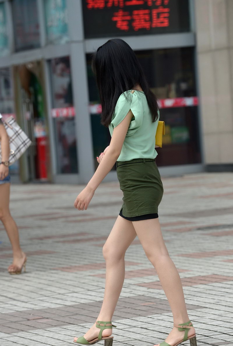 廊坊明珠广场街拍军绿裙女孩(1)