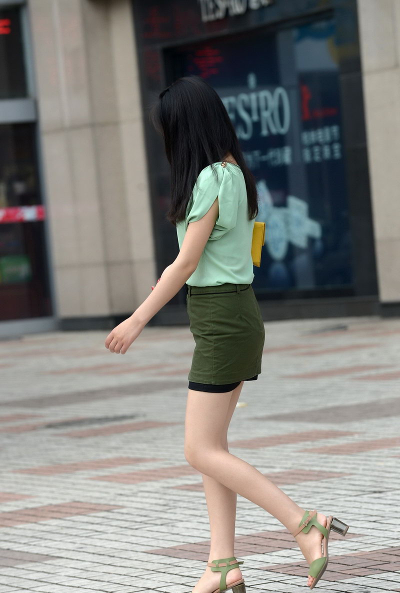 廊坊明珠广场街拍军绿裙女孩