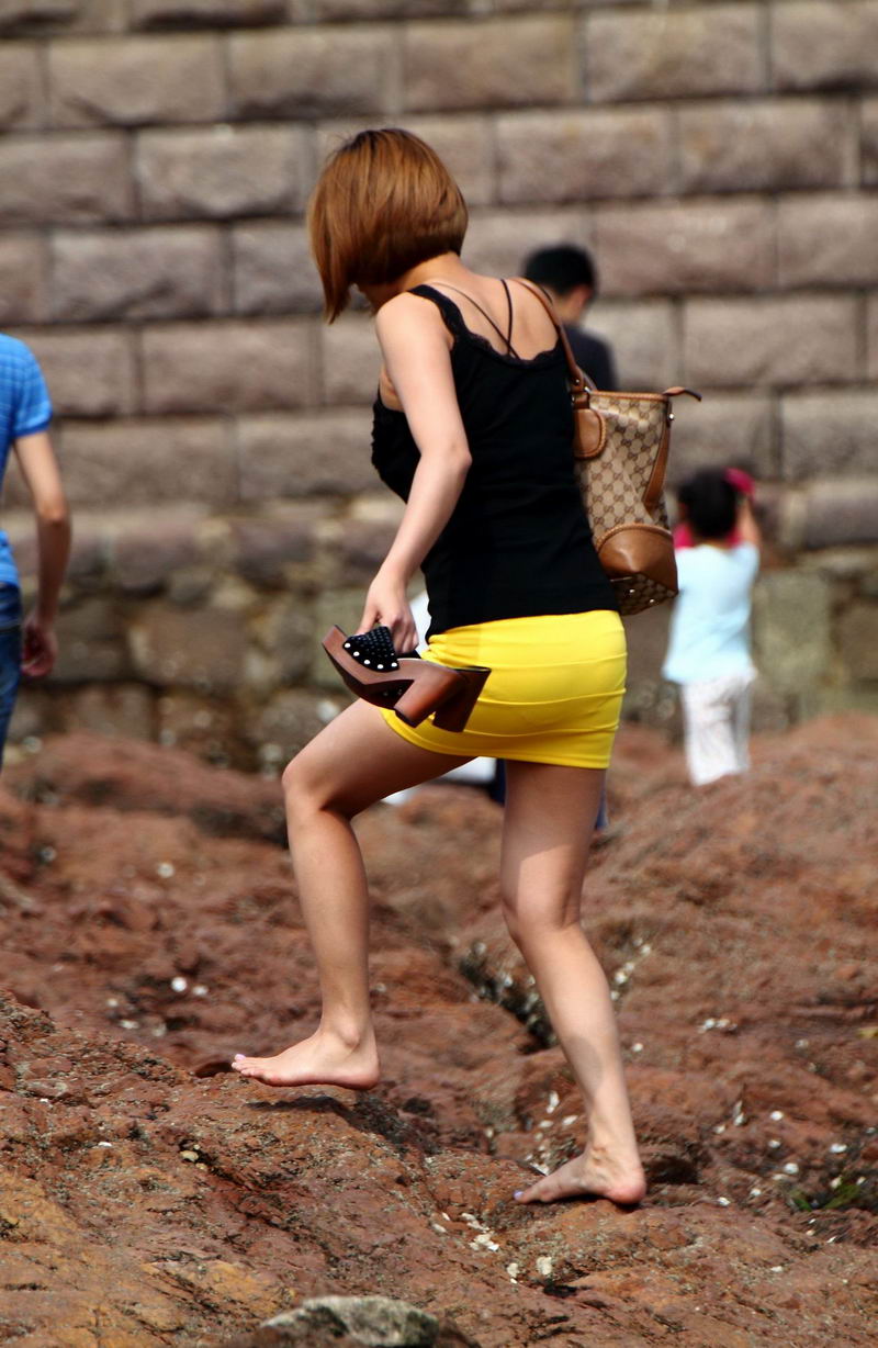我们旅行团的黄色超短裙赤脚美女