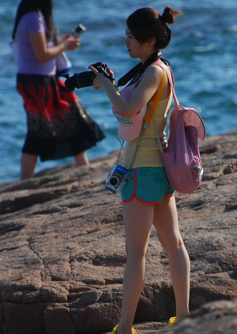 海边搞摄影的美丽女孩