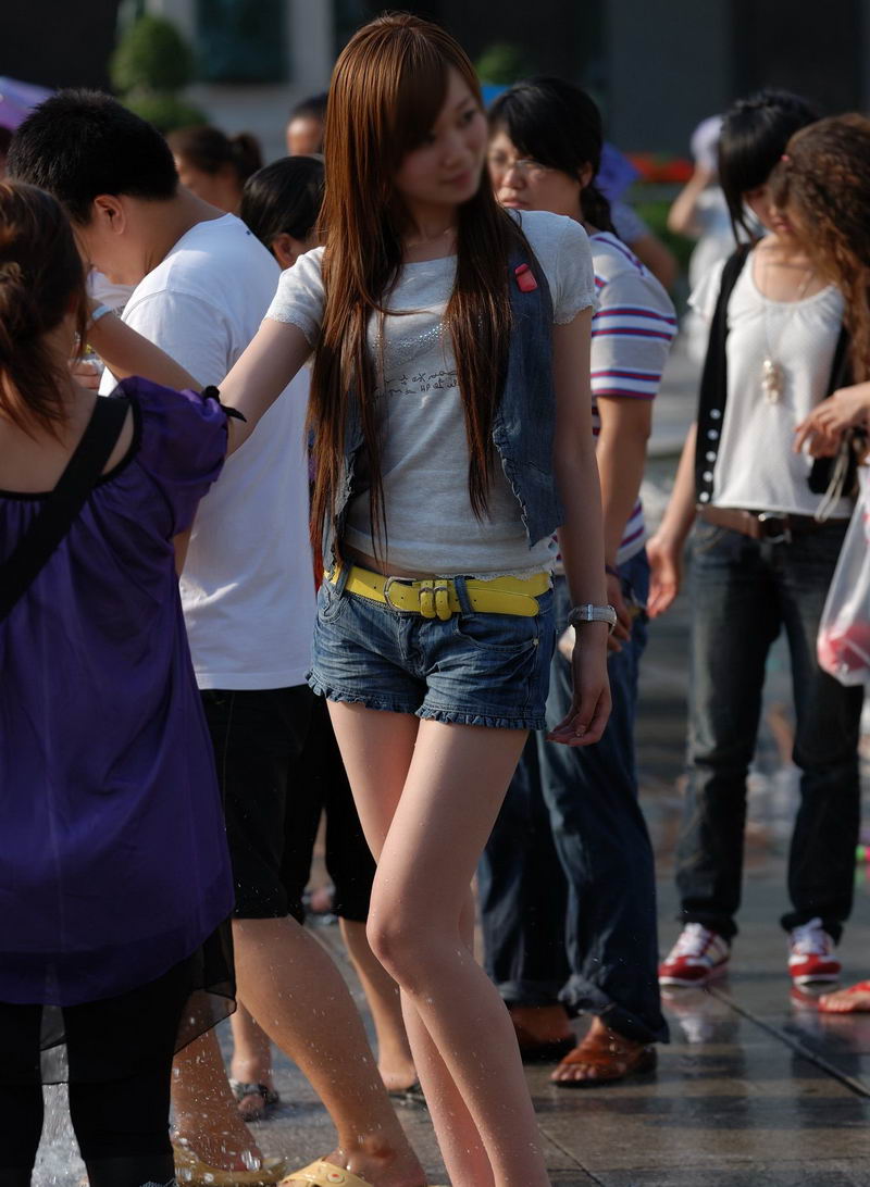 新款韩式牛仔短裤美女