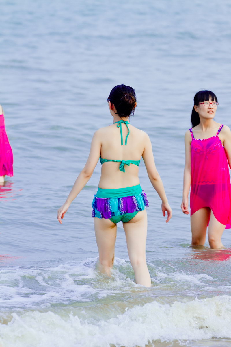 海边度假玩水的美女