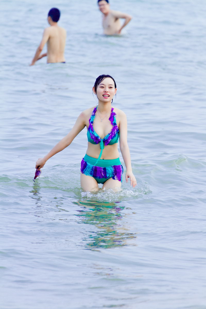 海边度假玩水的美女(1)