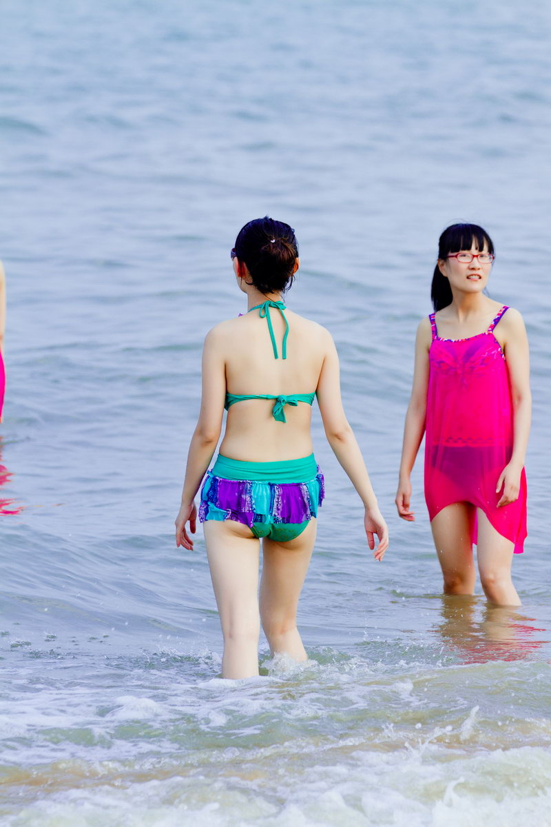 海边度假玩水的美女