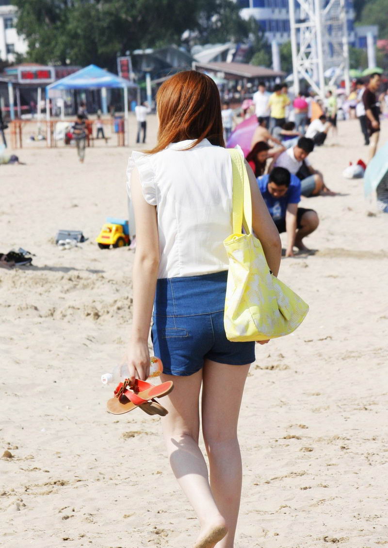 博鳌沙滩浴场的美腿女孩