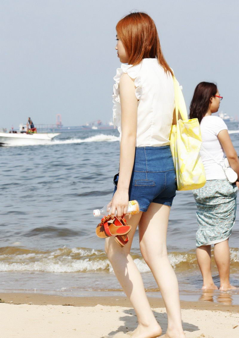 博鳌沙滩浴场的美腿女孩