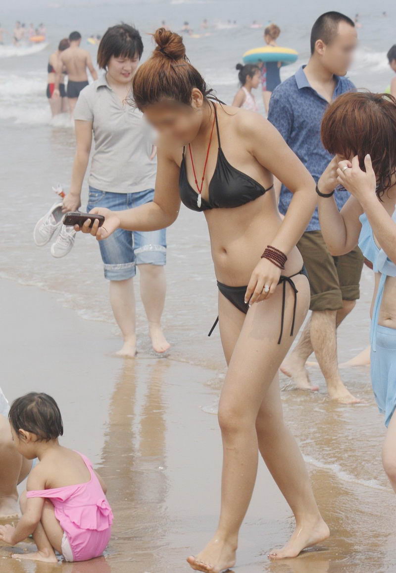 海州湾度假村沙滩上的黑丝比基尼美女
