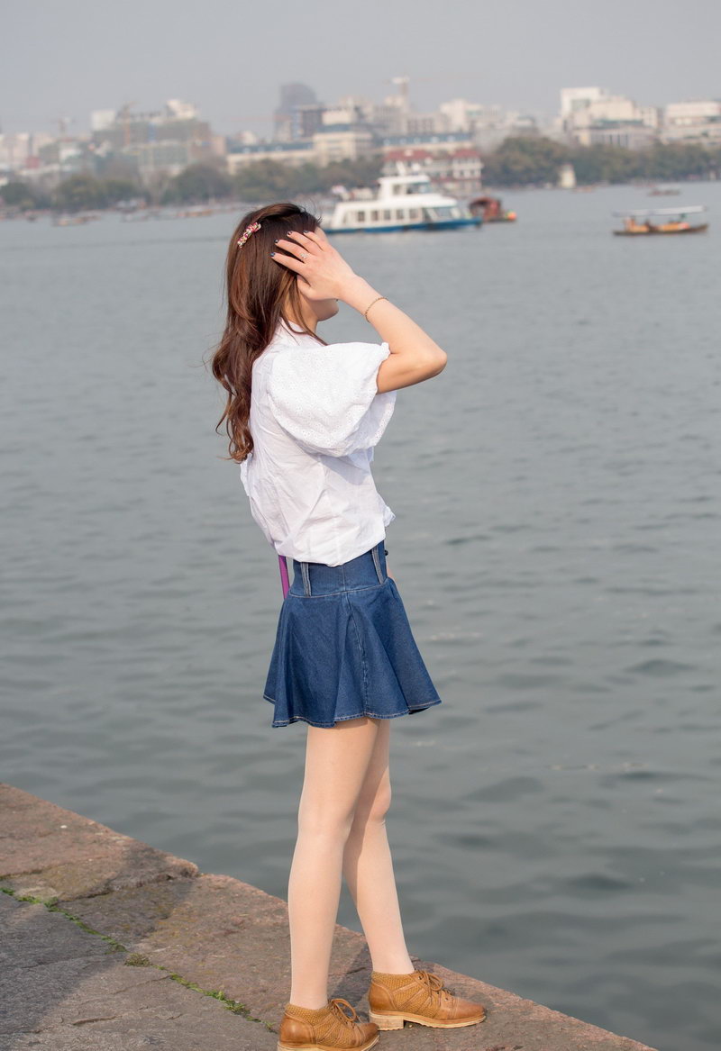 这时候还冷呀，还有穿羽绒服的