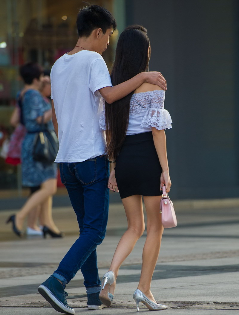 商场门口街拍的美女短裙