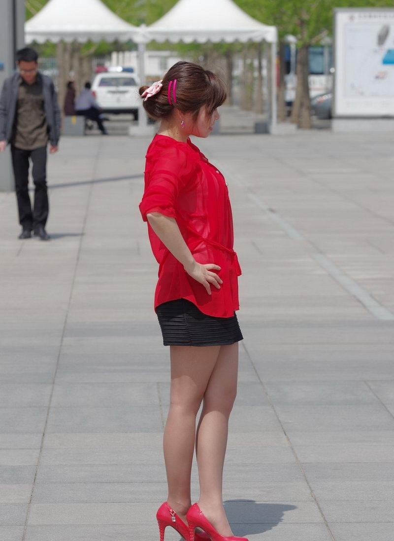 广场上拍照的超短裙少妇