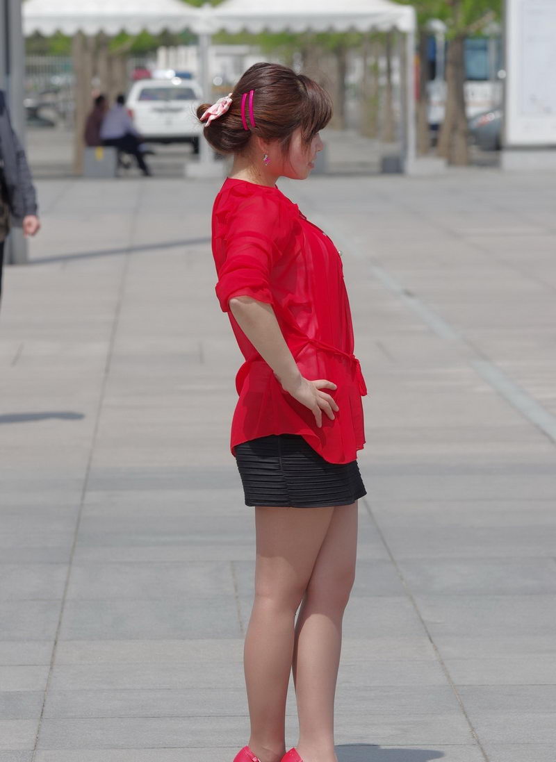 广场上拍照的超短裙少妇