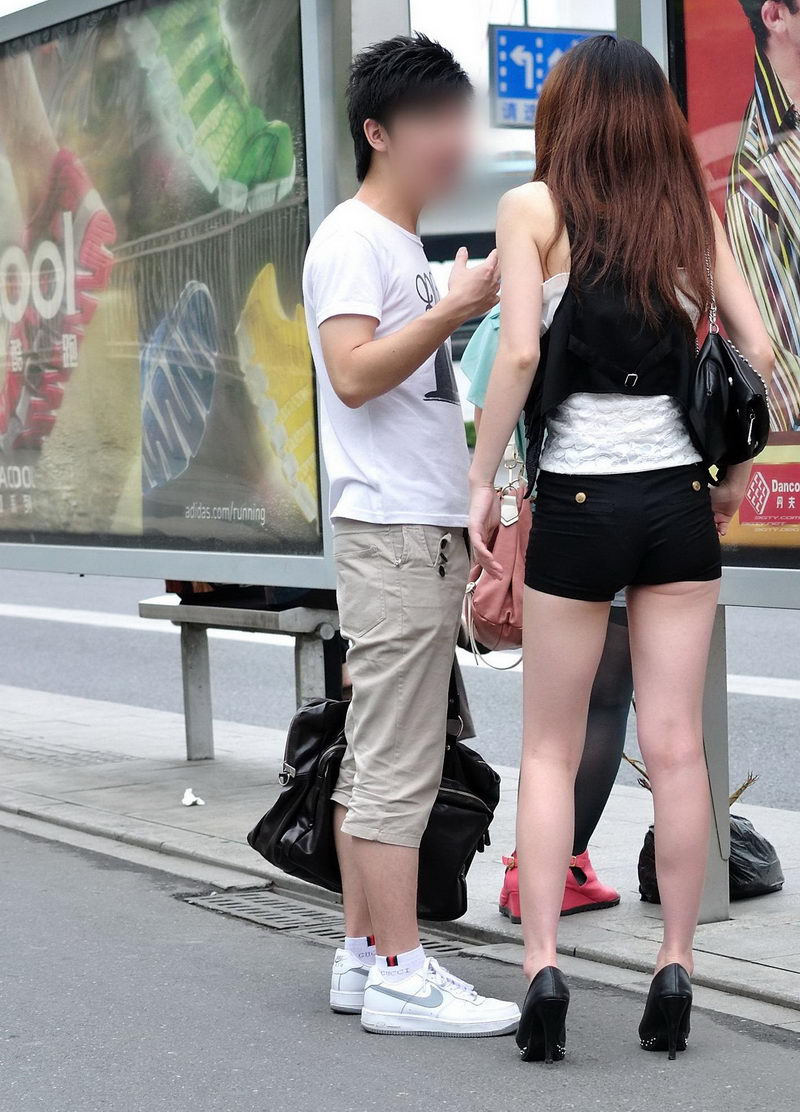 上海街拍黑色休闲短裤美眉