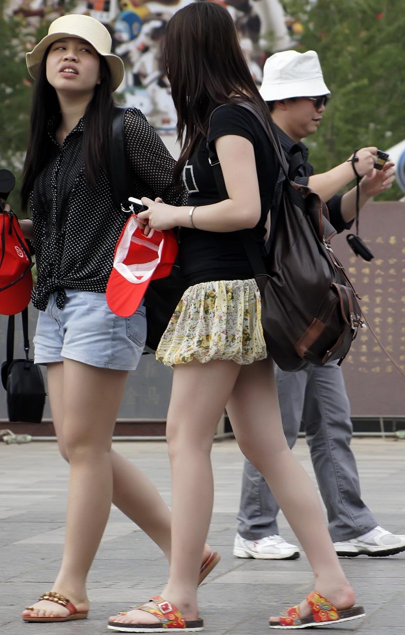 云南大学附近街拍的女孩