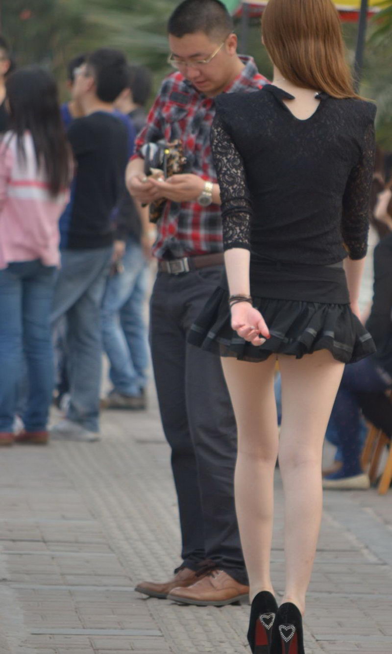 清澜路街拍两个超短裙身材超好的美女