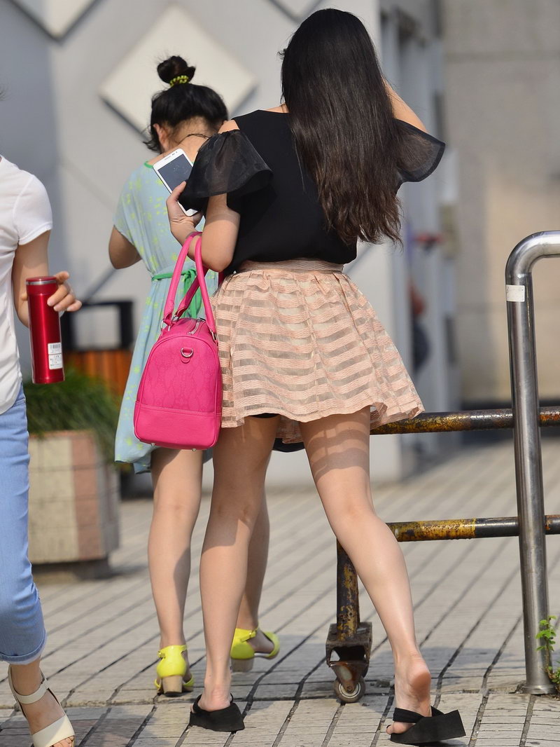 耐克专卖店门口街拍的MM