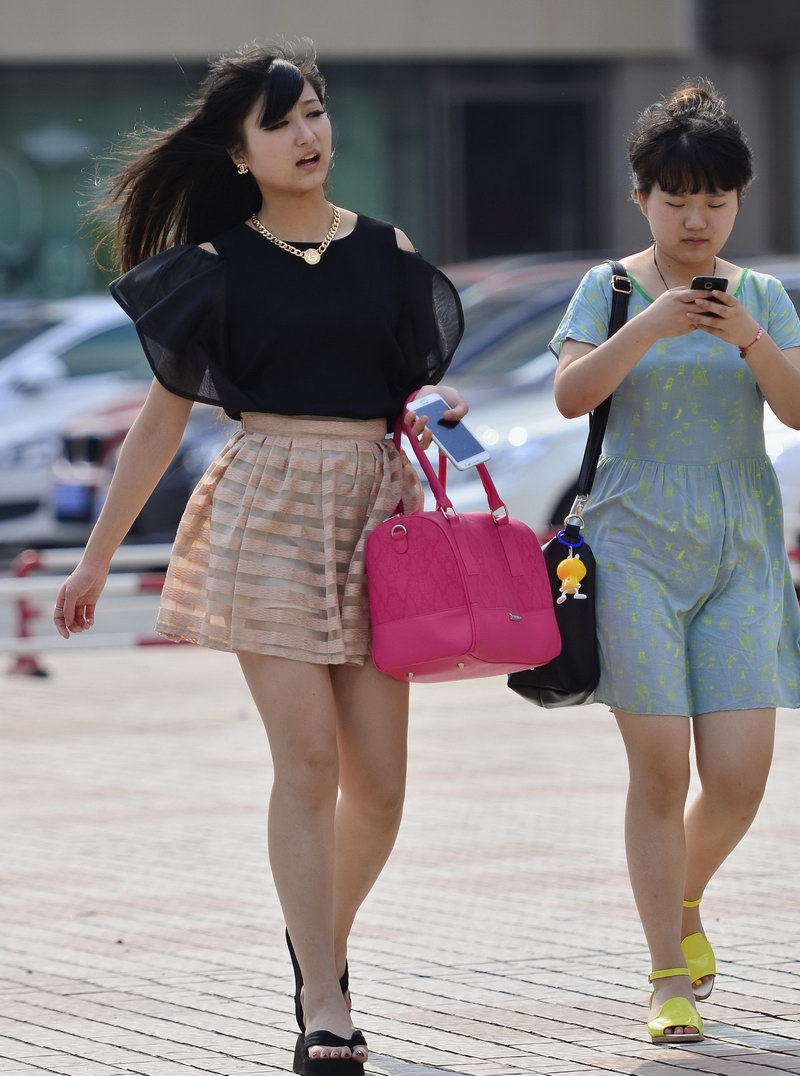 耐克专卖店门口街拍的MM