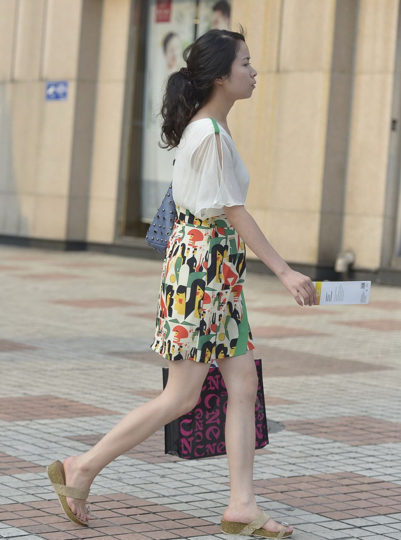 逛街买东西的美女
