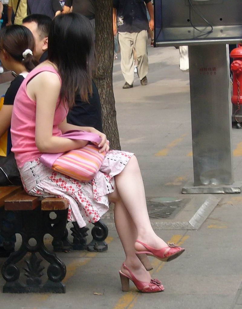 两个美女都爱喝脉动