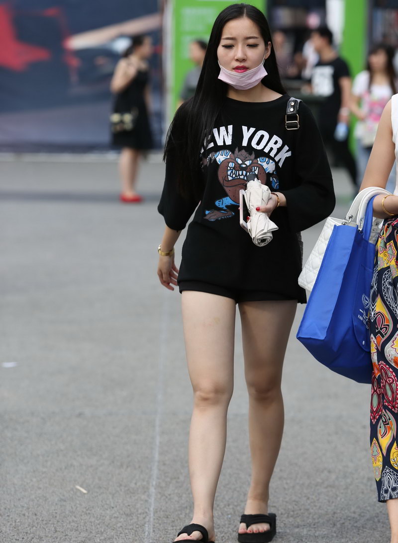 深圳街拍穿拖鞋的美女