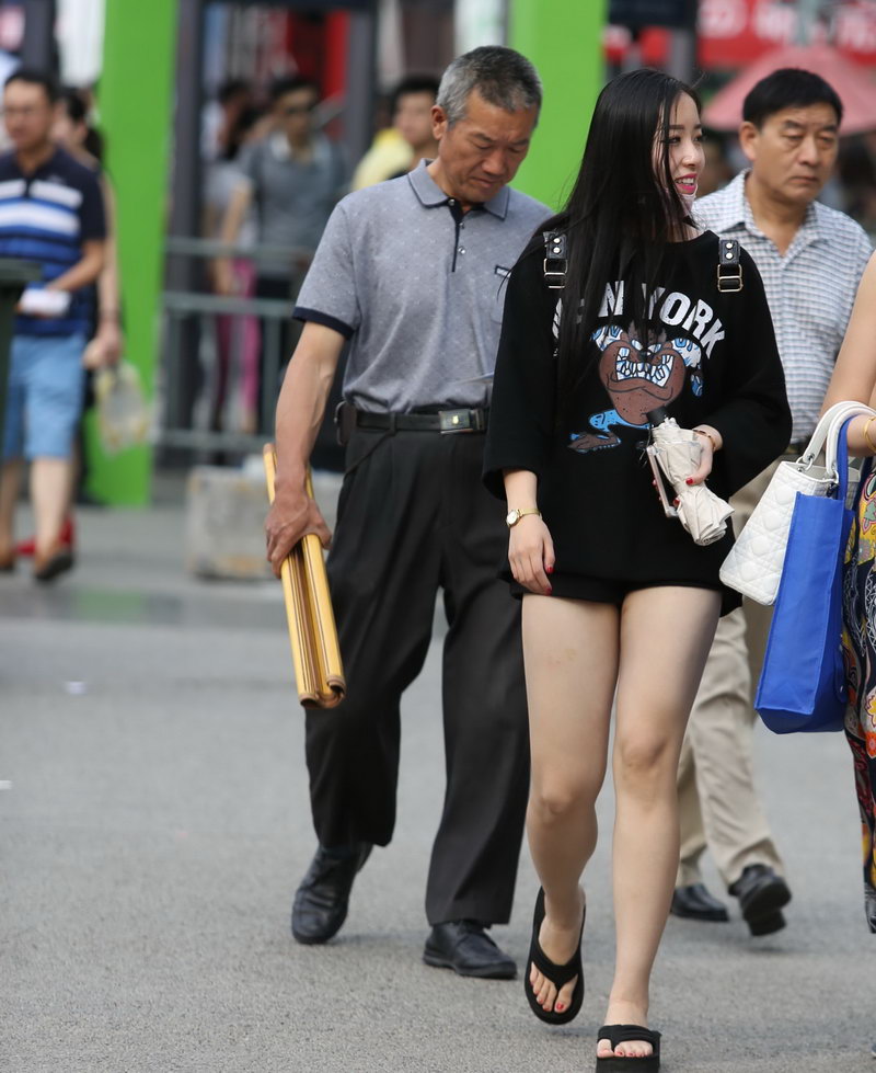 深圳街拍穿拖鞋的美女