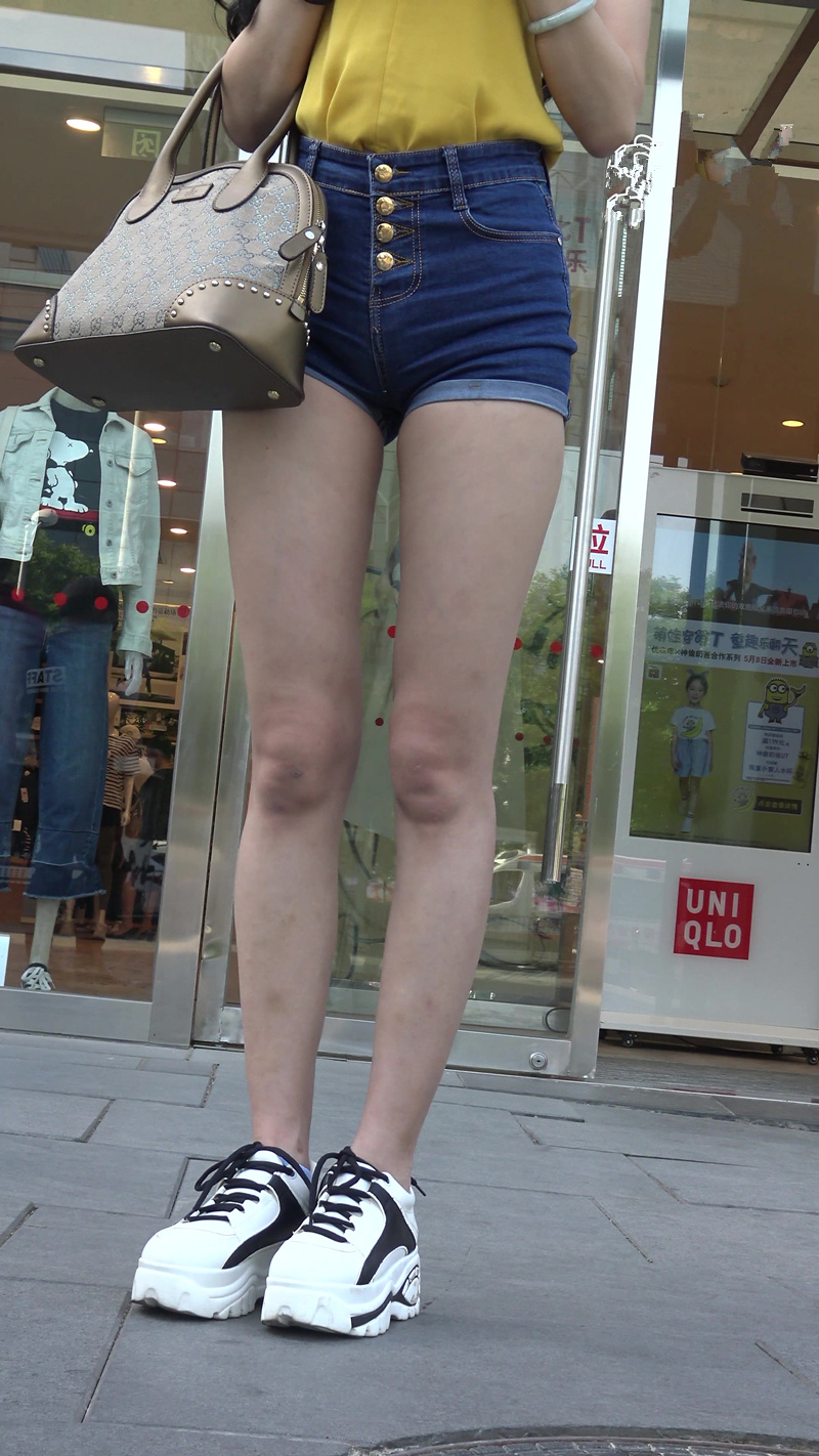 牛仔热裤长腿美女这腿很性感！