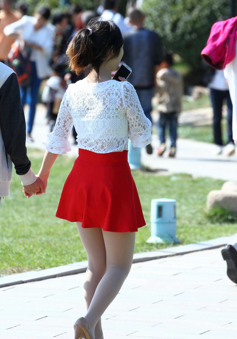 公园里的红短裙美丽女生