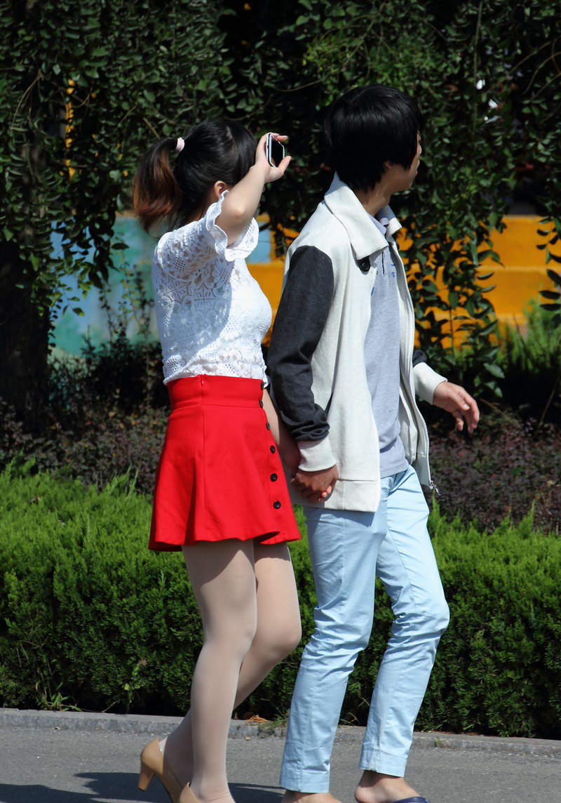 公园里的红短裙美丽女生(1)