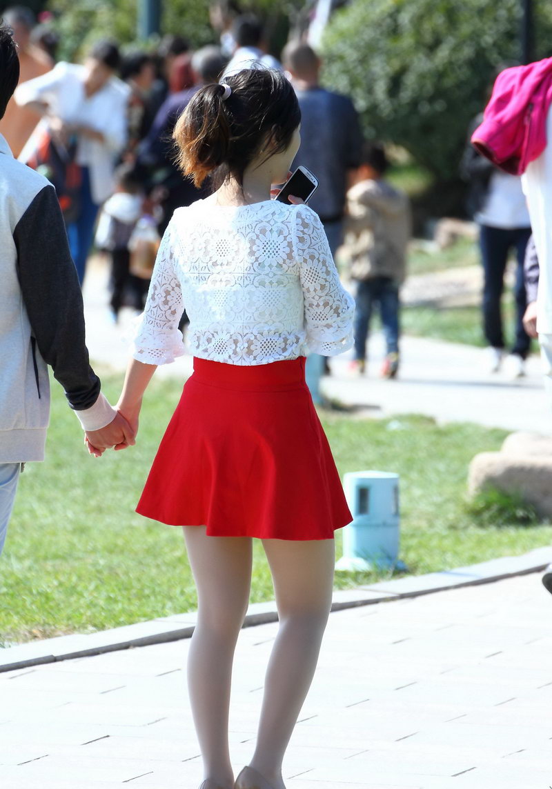 公园里的红短裙美丽女生