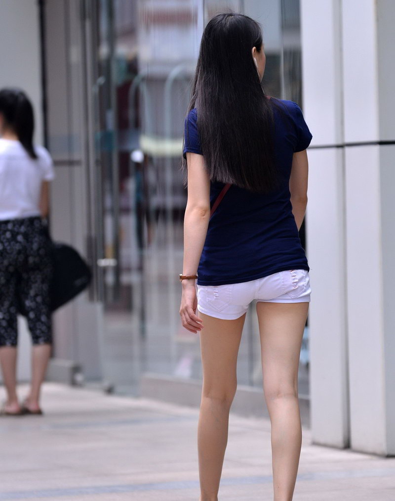 中州国际街拍的紧身热裤美女