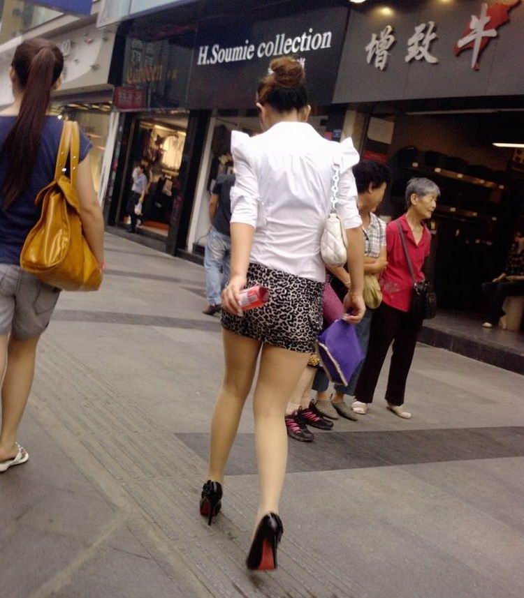 时下流行的豹纹裙