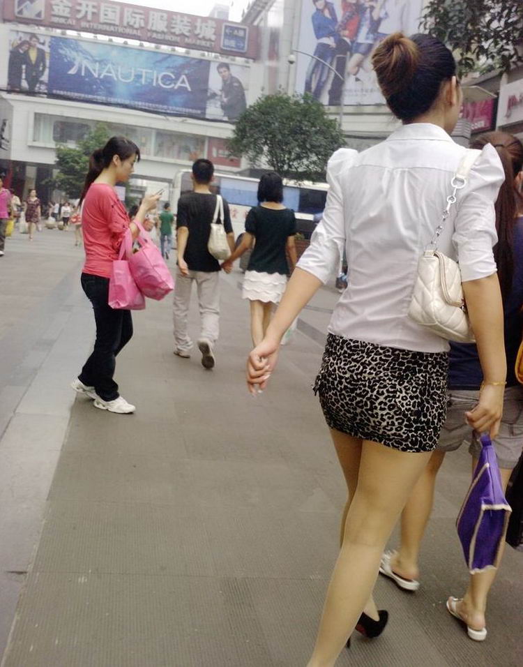 时下流行的豹纹裙