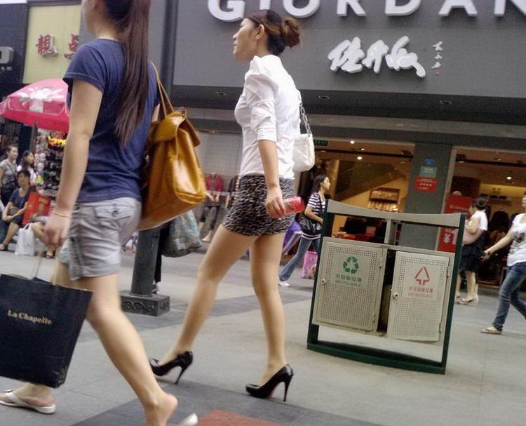 时下流行的豹纹裙