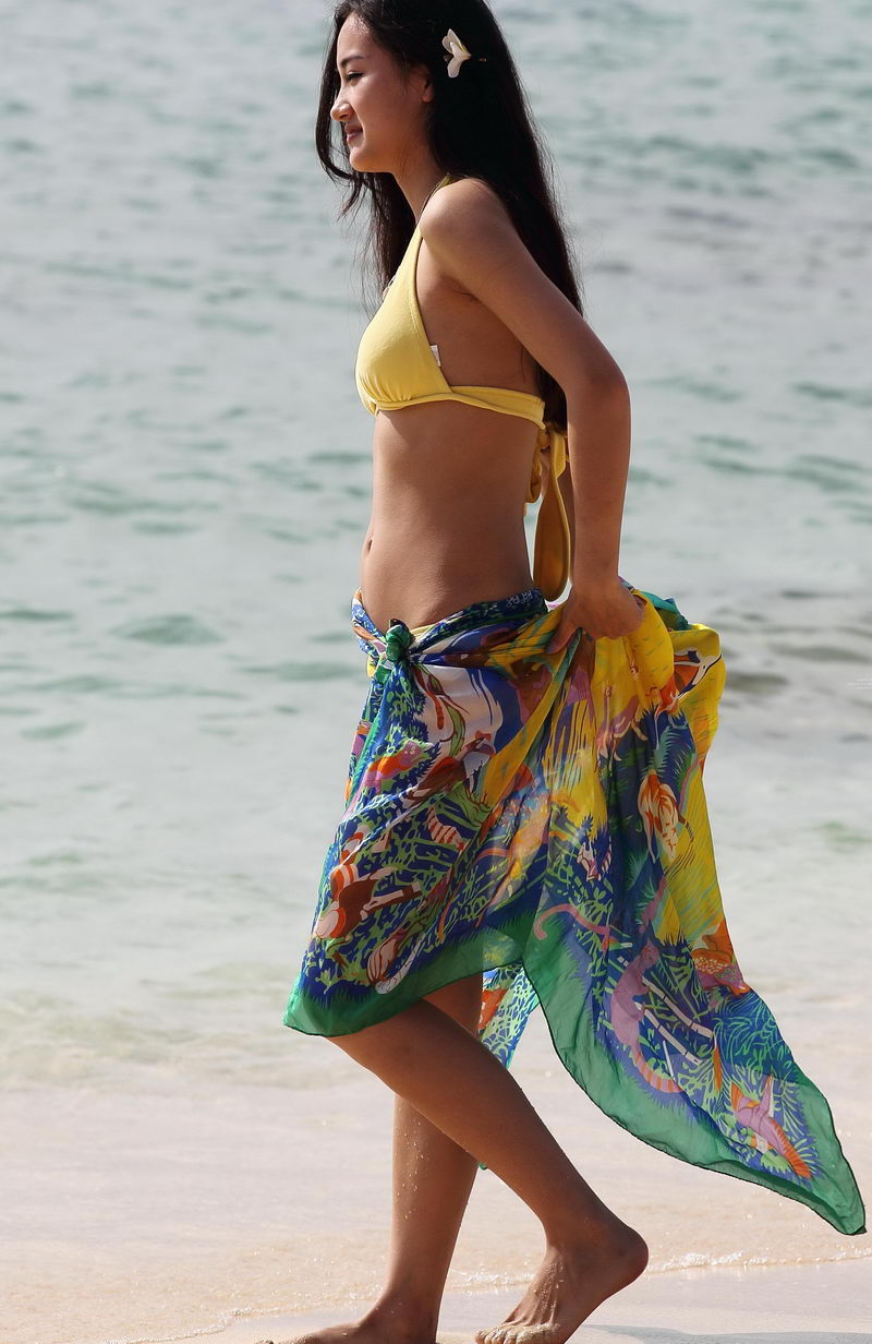 威海沙滩度假的黄色泳装美女(1)