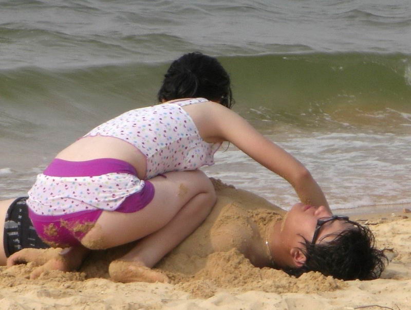 金山海滩玩沙子的美女(1)