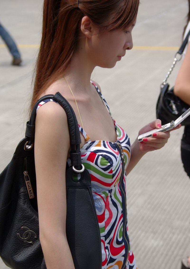 上海抓拍打手机的美女