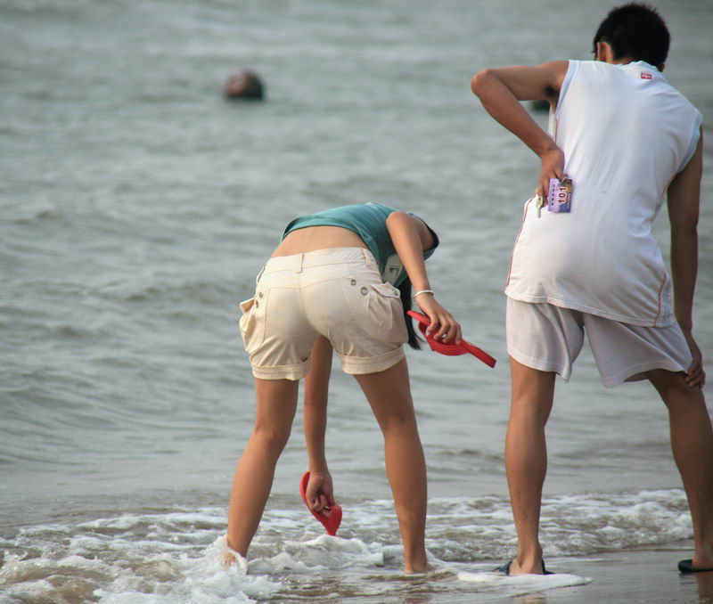 青岛海边玩水的女生