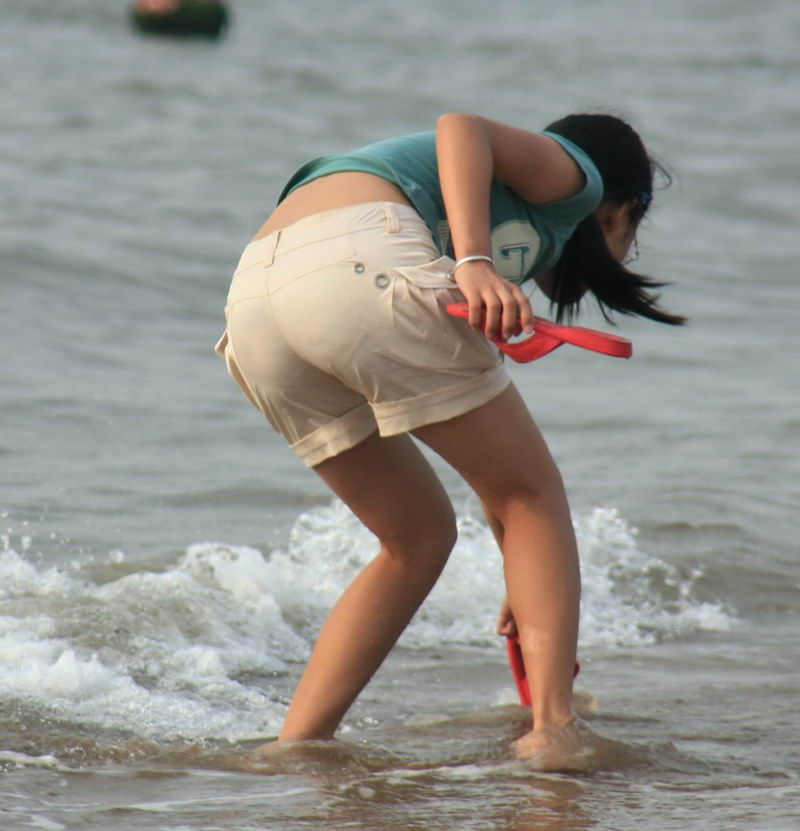 青岛海边玩水的女生(1)