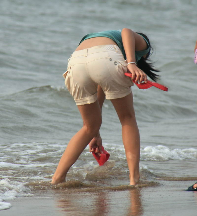 青岛海边玩水的女生