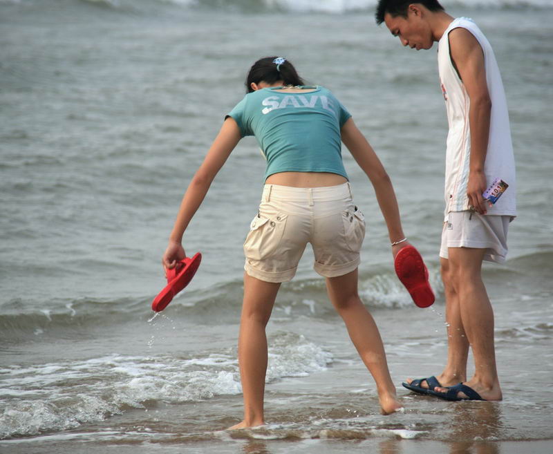 青岛海边玩水的女生