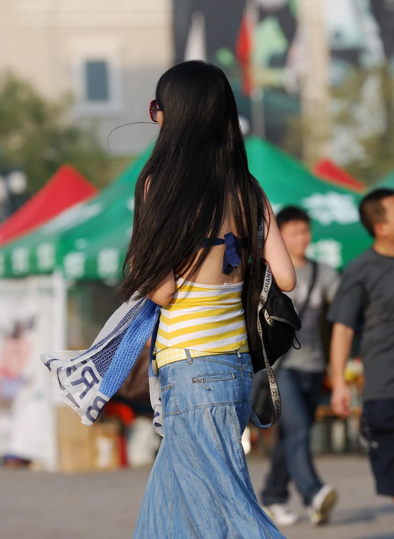 上海街拍牛仔裙时尚美女