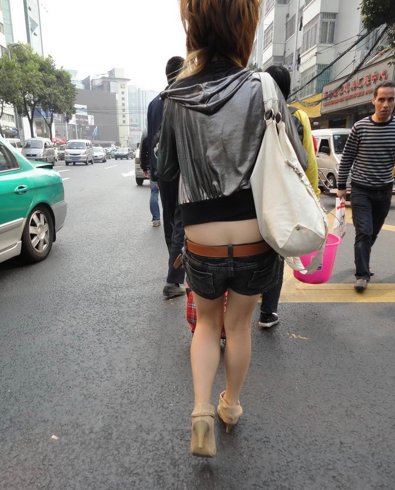 广州街拍低腰女孩