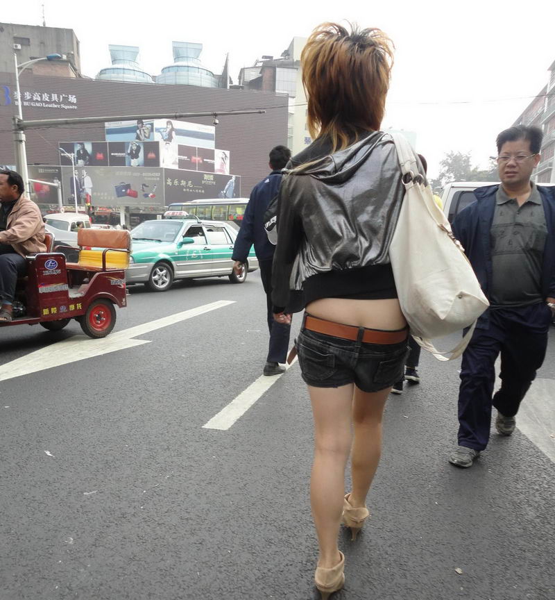 广州街拍低腰女孩