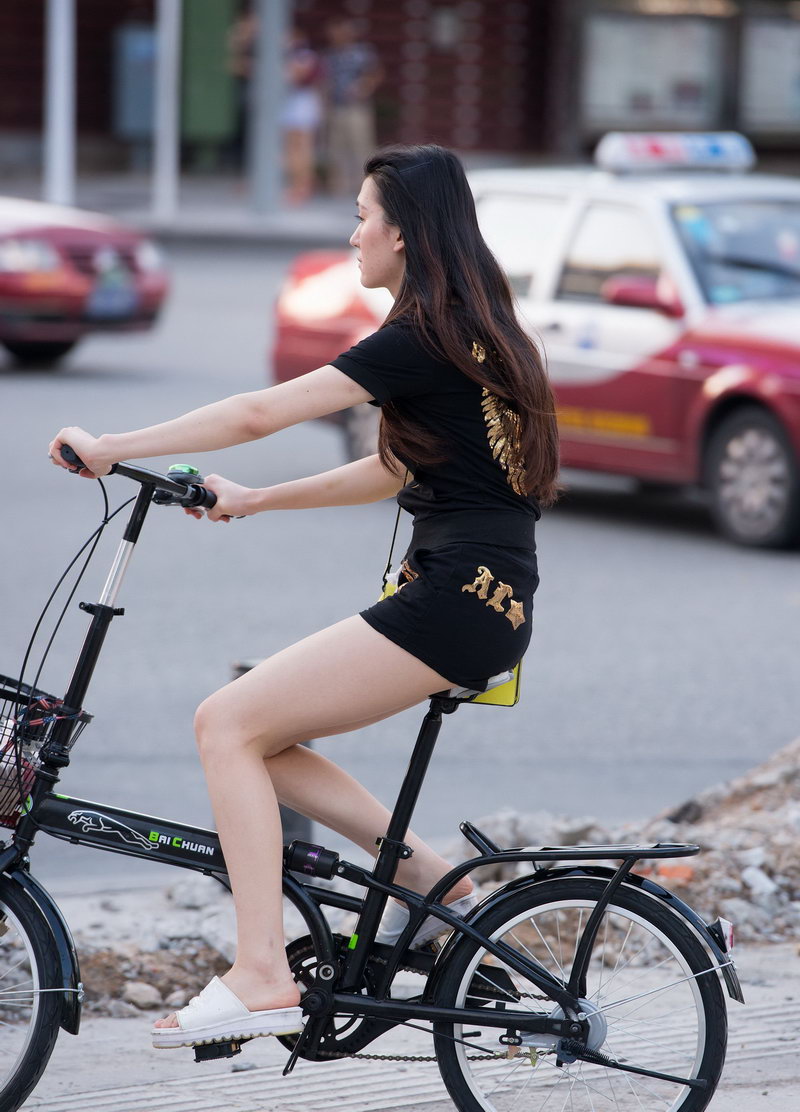 园丁东路街拍的骑自行车的美女姐姐