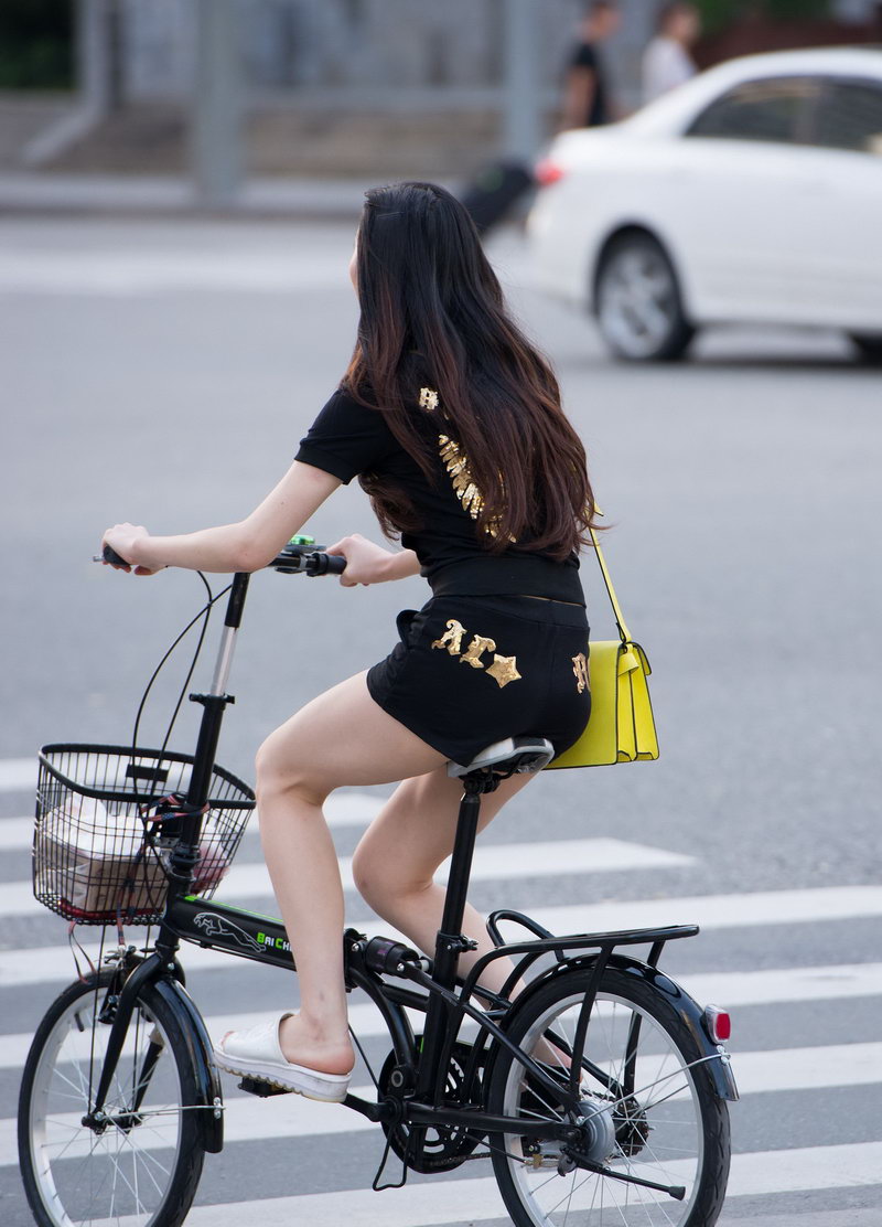 园丁东路街拍的骑自行车的美女姐姐(1)