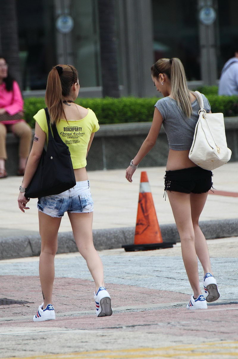 花园路的两个极品身材美女