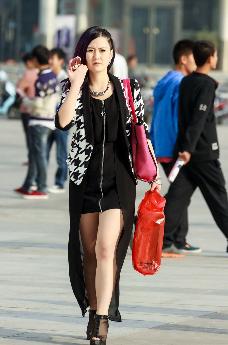 很像一个很有名的电视台主持人